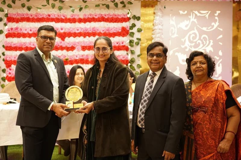 Dr. Surbhi Malhotra receiving recognition from the Indian Dental Association